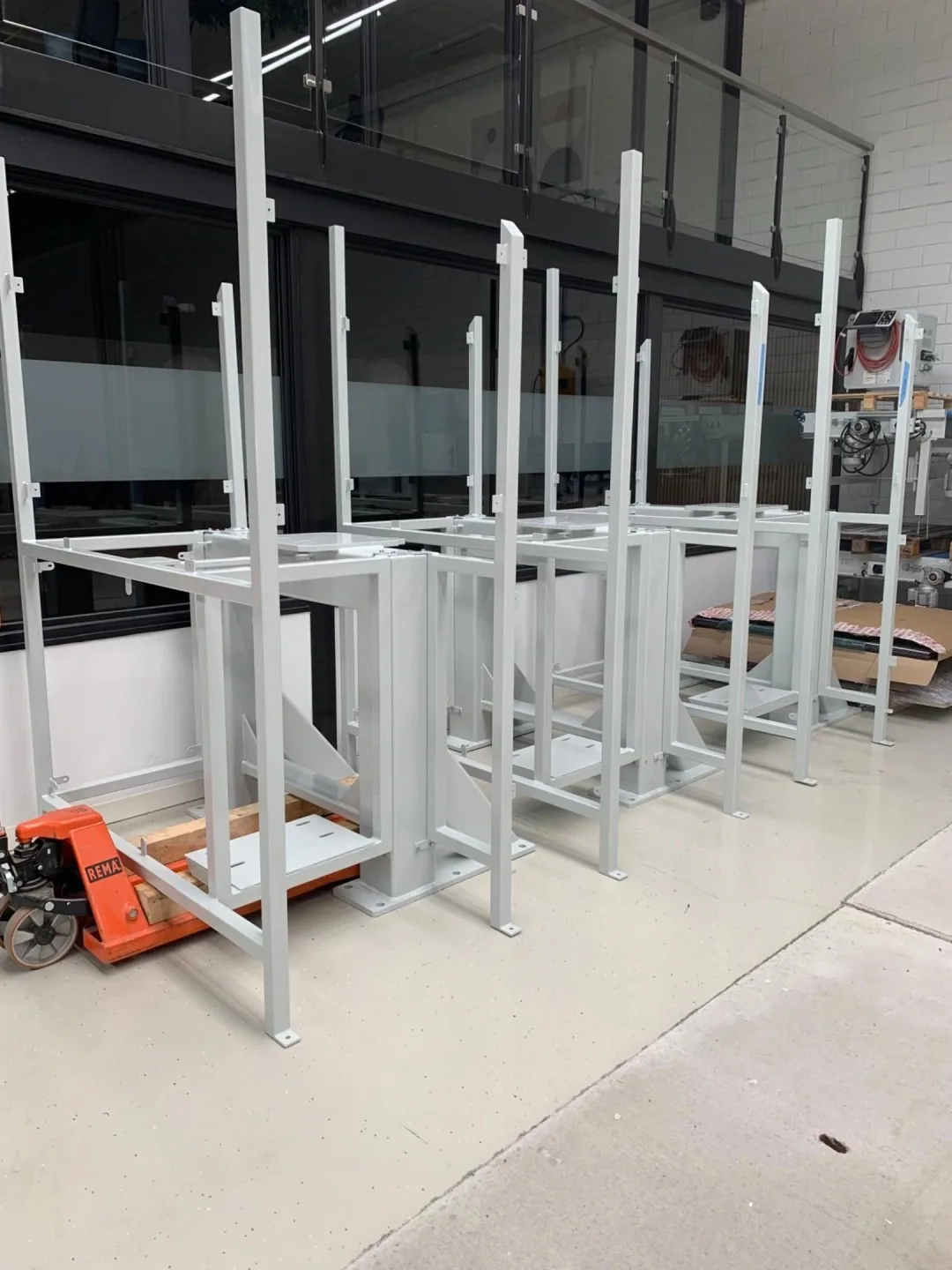 Gepoedercoate stalen frames in de werkplaats