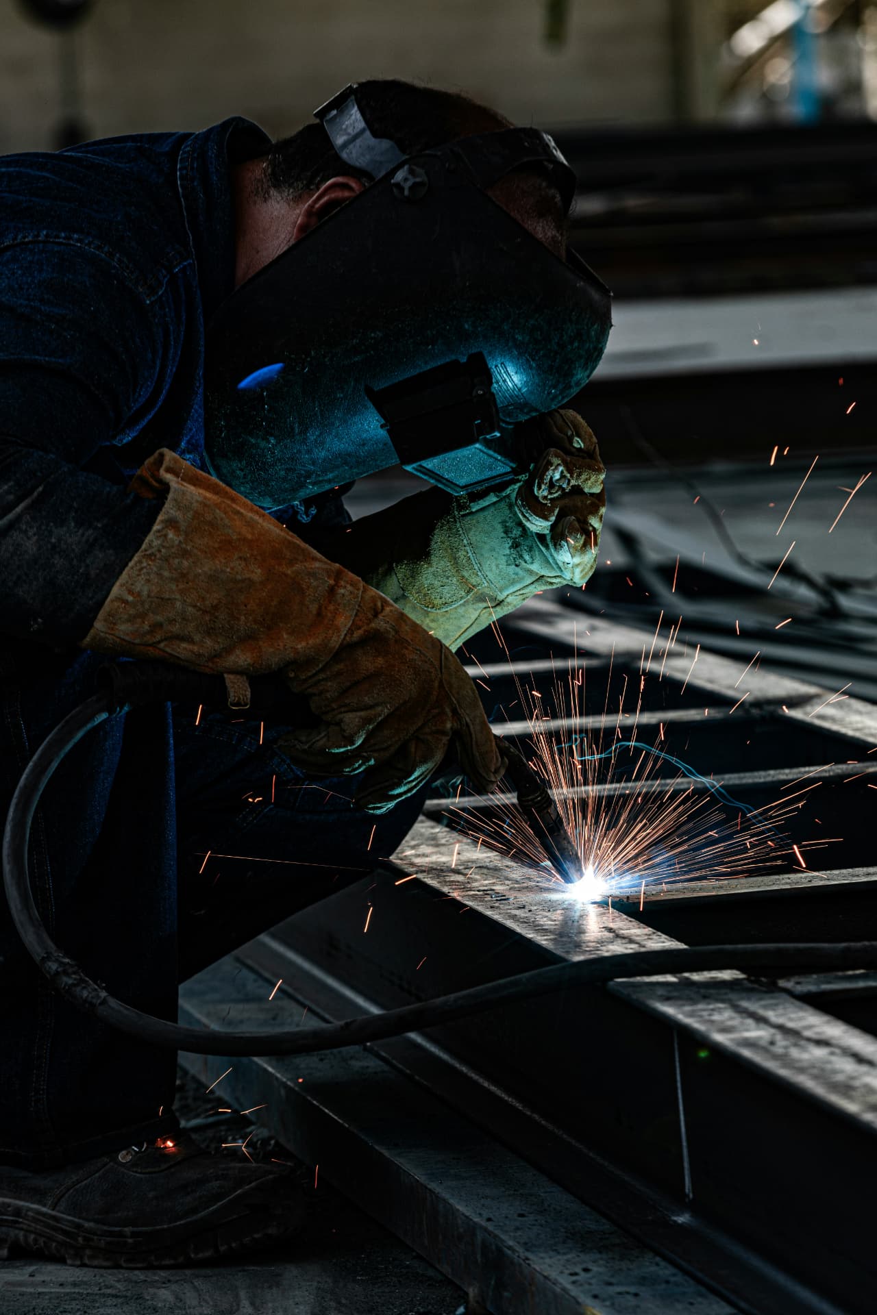 Lasser aan het werk aan een stalen constructie
