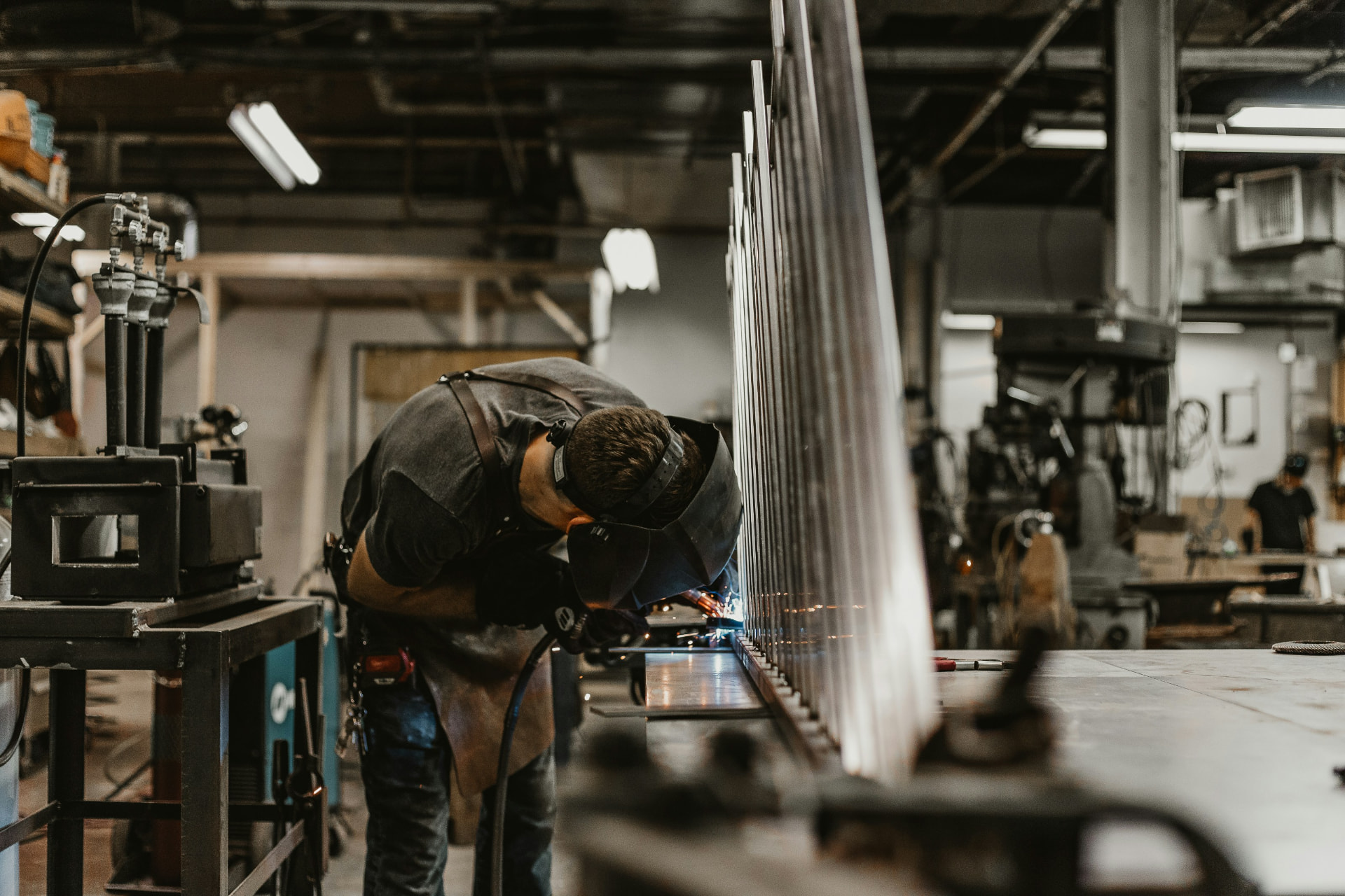 Lasser aan het werk in de werkplaats van TTlaswerken in Oosterhout