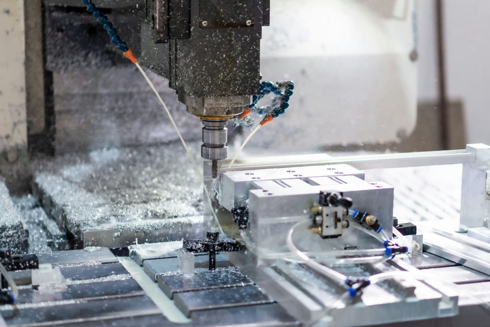 CNC-freesmachine bewerkt een aluminium blok